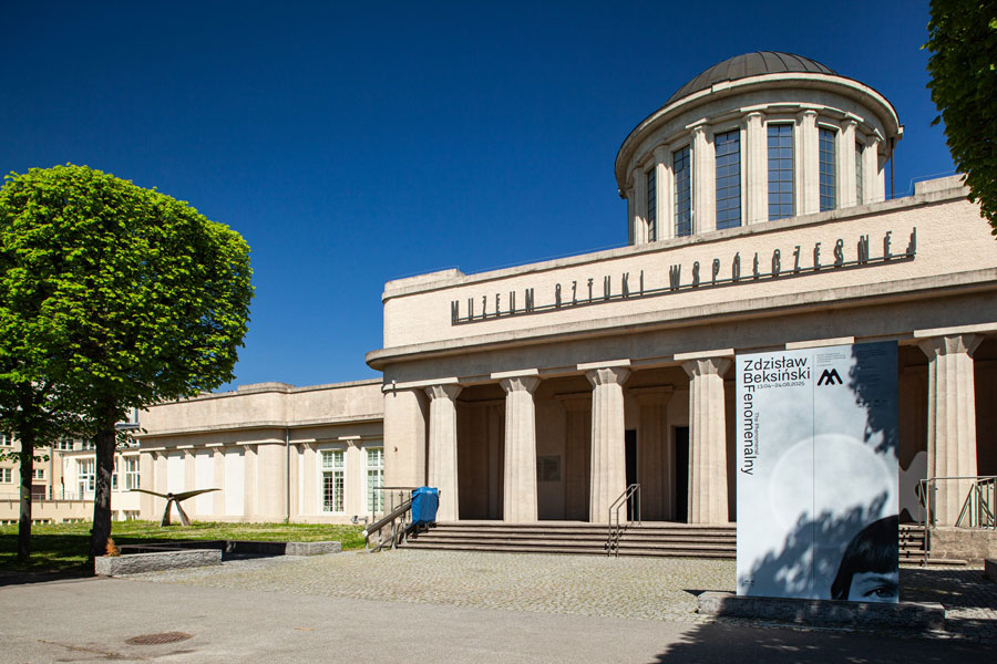 Pawilon Czterech Kopuł latem 2025 – fasada i reklama wystawy fotografii Zdzisława Beksińskieog