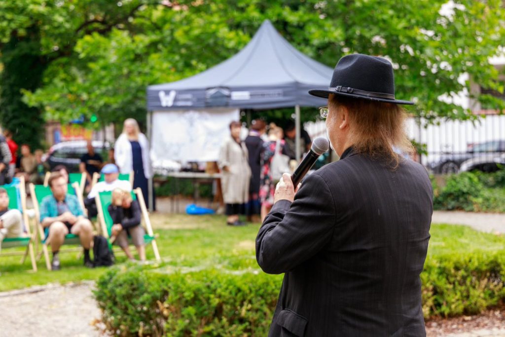 Kadr z występu mężczyzny w czarnym kapeluszu podczas kolejnej edycji Festiwalu Simcha w Muzeum Etnograficznym we Wrocławiu.