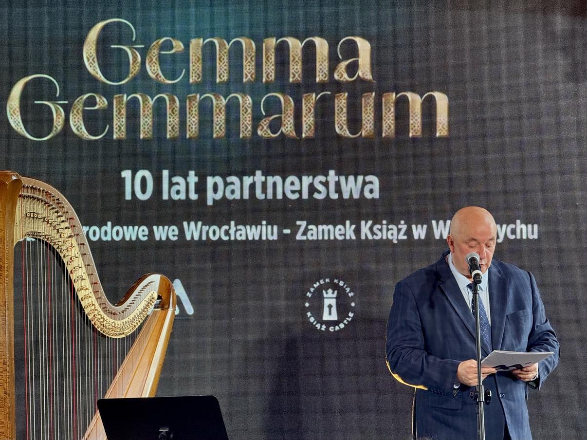 Na zdjęciu dyrektor Muzeum Narodowego we Wrocławiu podczas przemówienia w Zamku Książ.