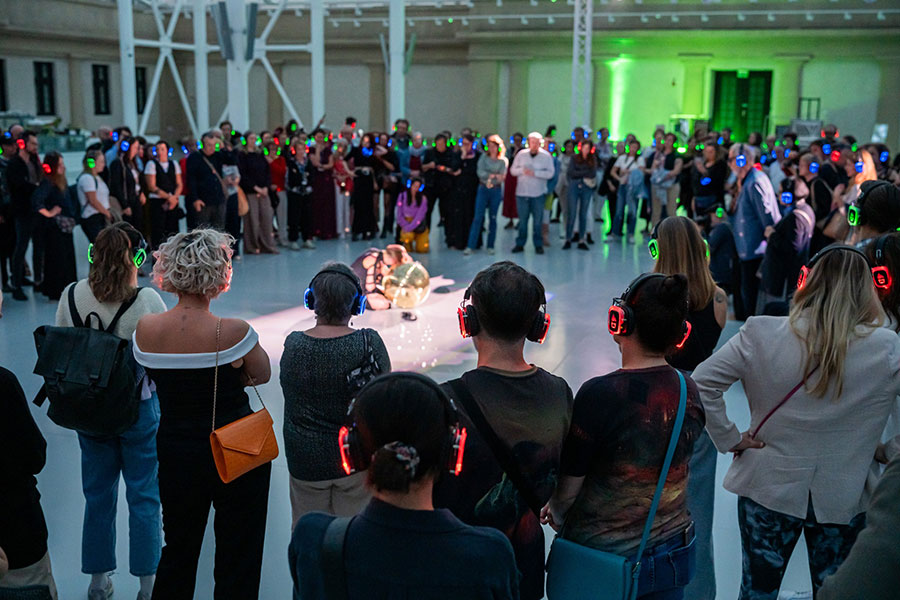 Fotorelacja z finisażu „Strategie przetrwania. Silent disco”