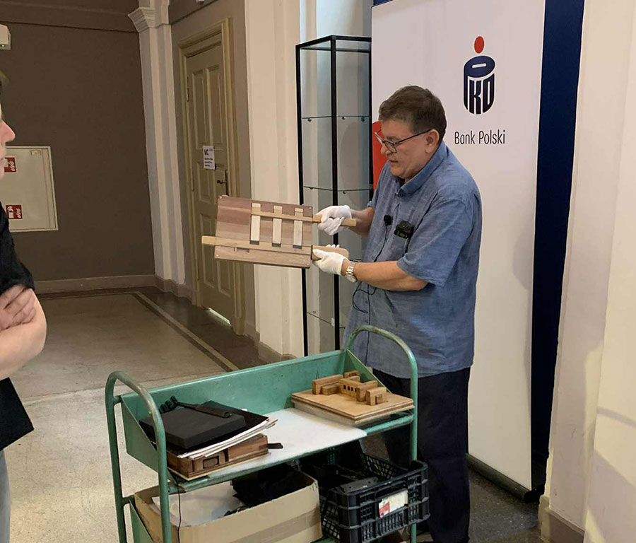 „Żelazny świat” – fotorelacja z oprowadzania z książką