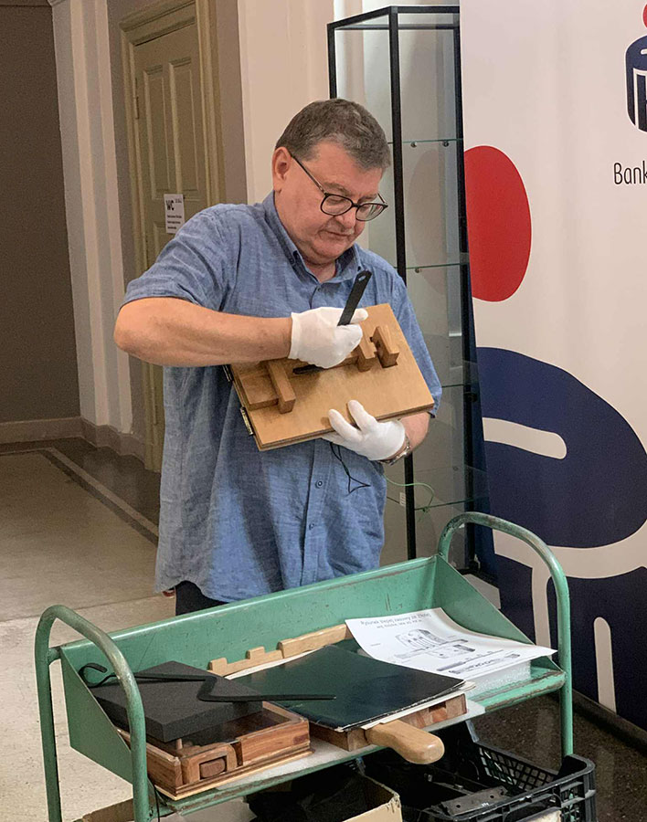 „Żelazny świat” – fotorelacja z oprowadzania z książką