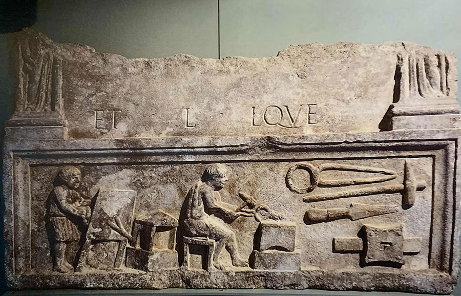 „Żelazny świat” – fotorelacja z oprowadzania z książką