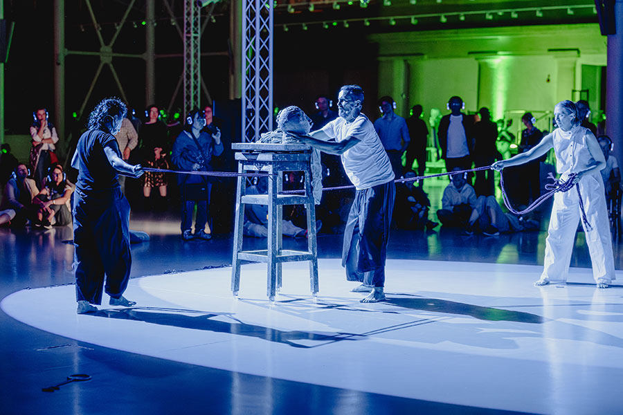 Fotorelacja z finisażu „Strategie przetrwania. Silent disco”