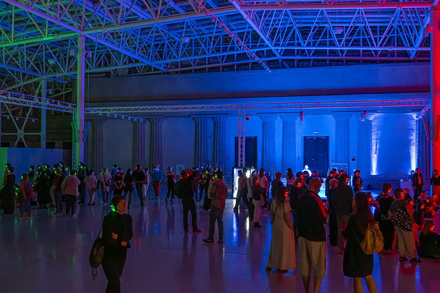 Fotorelacja z finisażu „Strategie przetrwania. Silent disco”