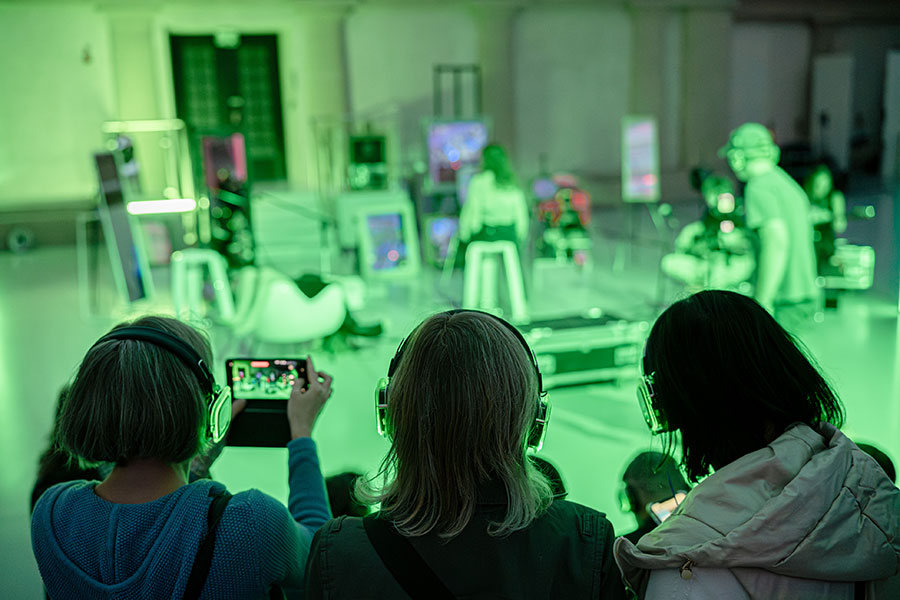 Fotorelacja z finisażu „Strategie przetrwania. Silent disco”