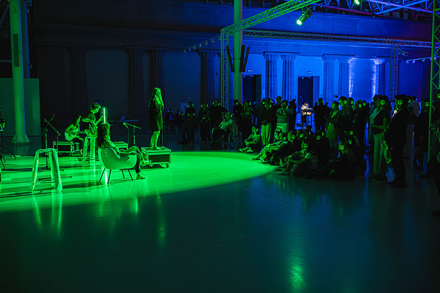 Fotorelacja z finisażu „Strategie przetrwania. Silent disco”