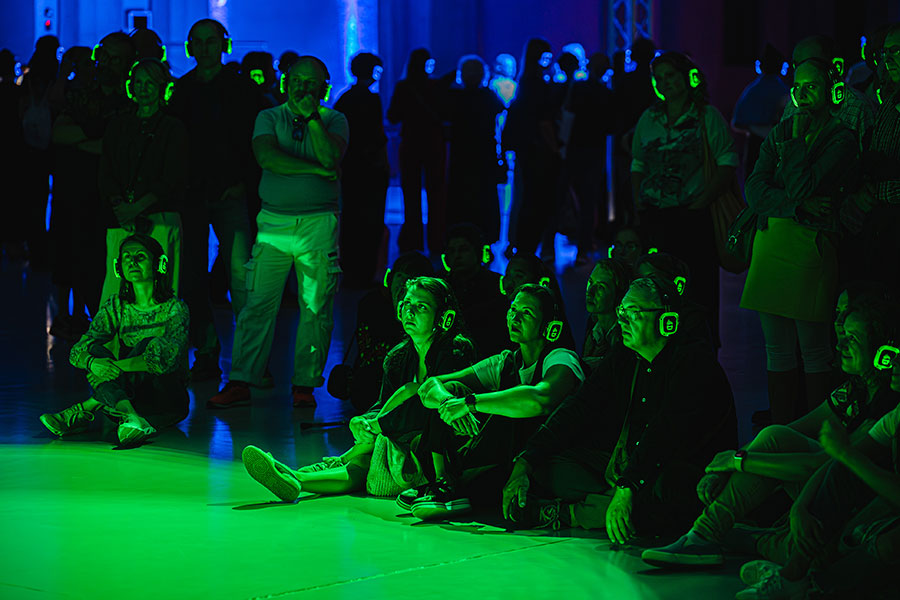 Fotorelacja z finisażu „Strategie przetrwania. Silent disco”