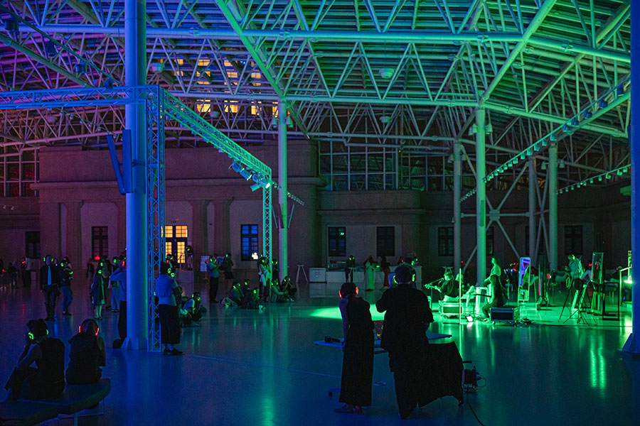 Fotorelacja z finisażu „Strategie przetrwania. Silent disco”