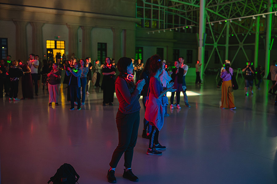 Fotorelacja z finisażu „Strategie przetrwania. Silent disco”