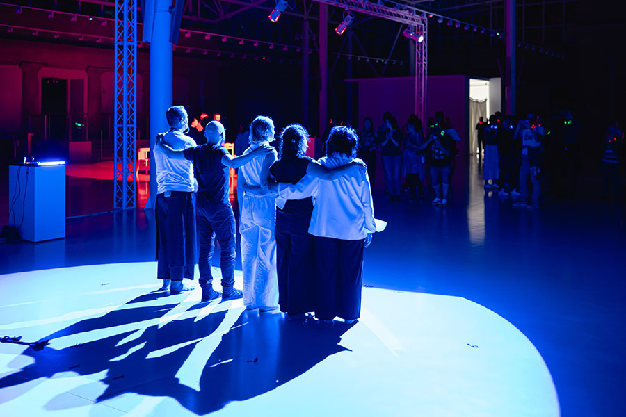 Fotorelacja z finisażu „Strategie przetrwania. Silent disco”
