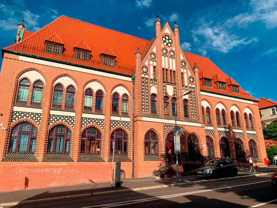 Fotorelacja z wycieczki do Wałbrzycha dla Stowarzyszenia Przyjaciół Muzeum – ozdobny budynek poczty