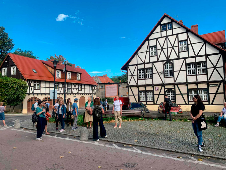 Fotorelacja z wycieczki do Wałbrzycha dla Stowarzyszenia Przyjaciół Muzeum – budynki przy pałacu Czettritzów