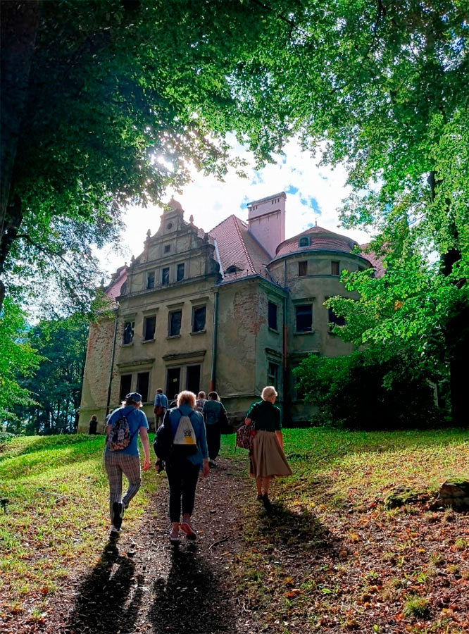 Fotorelacja z wycieczki do Wałbrzycha dla Stowarzyszenia Przyjaciół Muzeum – przy pałacyku księżnej Daisy