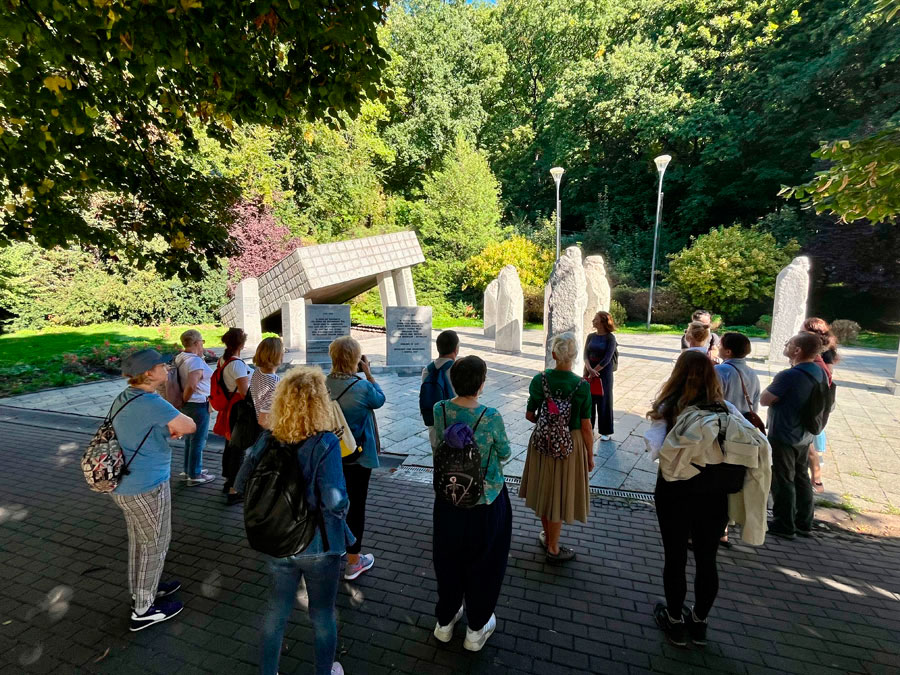 Fotorelacja z wycieczki do Wałbrzycha dla Stowarzyszenia Przyjaciół Muzeum – przy pomniku górników