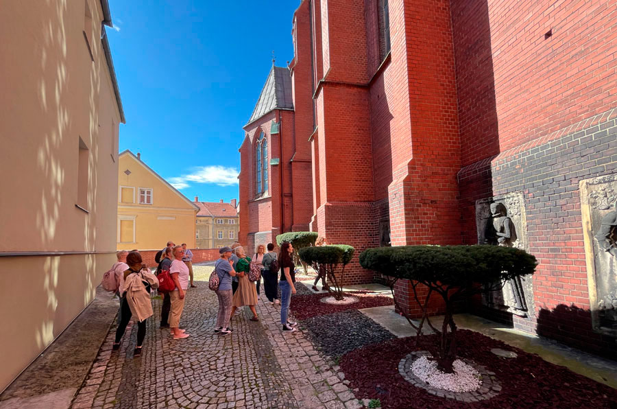Fotorelacja z wycieczki do Wałbrzycha dla Stowarzyszenia Przyjaciół Muzeum – zwiedzanie kościoła