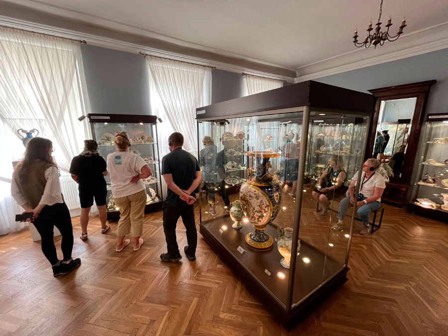 Fotorelacja z wycieczki do Wałbrzycha dla Stowarzyszenia Przyjaciół Muzeum – wnętrze Muzeum Porcelany