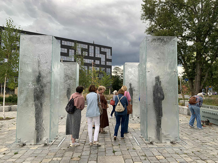 „Szkło artystyczne w architekturze Wrocławia” – fotorelacja ze spaceru dla Stowarzyszenia Przyjaciół Muzeum Narodowego we Wrocławiu