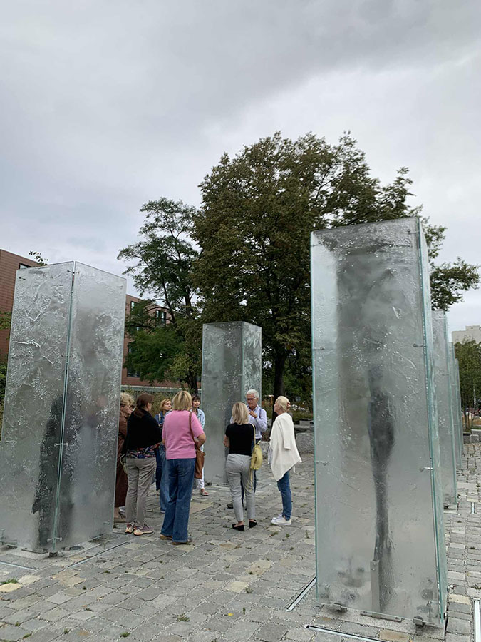 „Szkło artystyczne w architekturze Wrocławia” – fotorelacja ze spaceru dla Stowarzyszenia Przyjaciół Muzeum Narodowego we Wrocławiu
