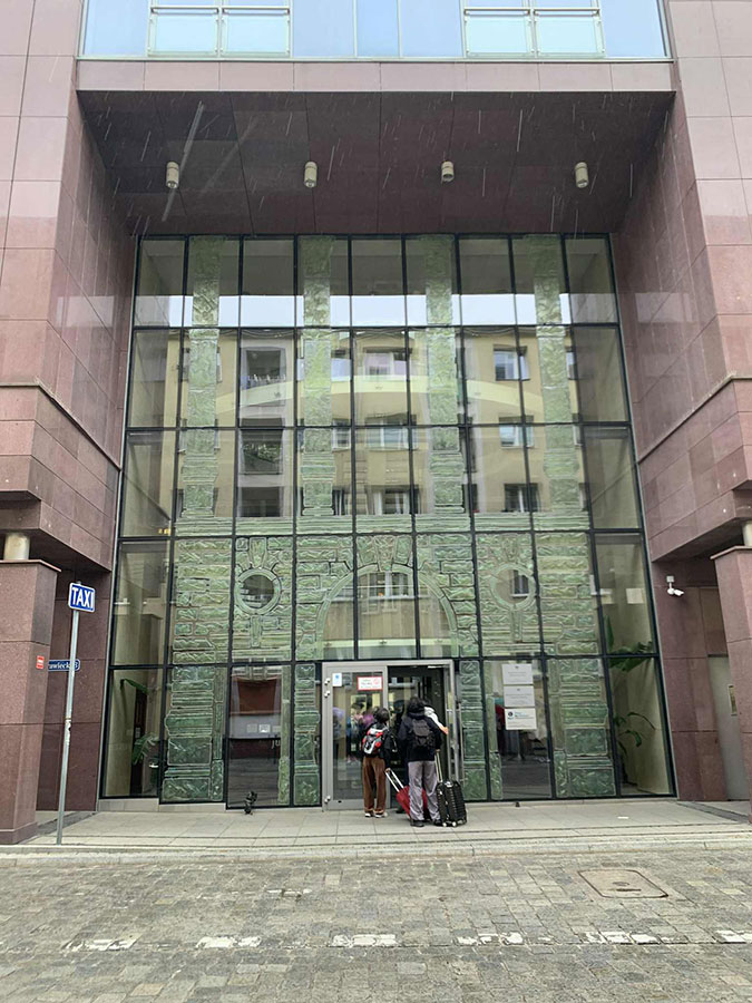 „Szkło artystyczne w architekturze Wrocławia” – fotorelacja ze spaceru dla Stowarzyszenia Przyjaciół Muzeum Narodowego we Wrocławiu