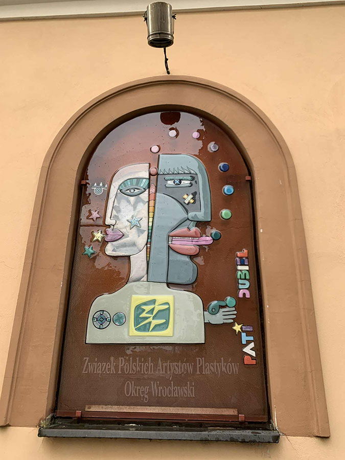 „Szkło artystyczne w architekturze Wrocławia” – fotorelacja ze spaceru dla Stowarzyszenia Przyjaciół Muzeum Narodowego we Wrocławiu