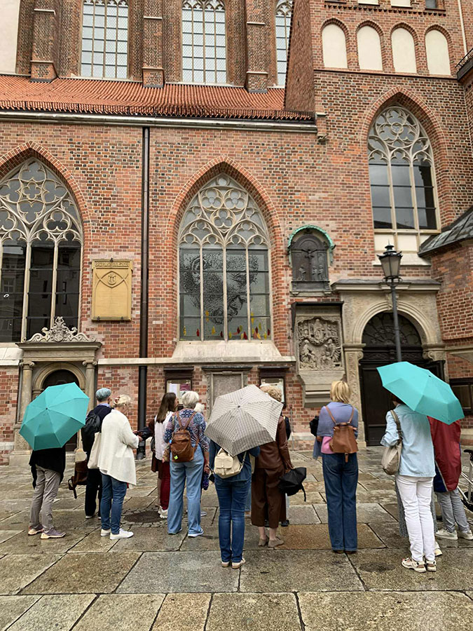„Szkło artystyczne w architekturze Wrocławia” – fotorelacja ze spaceru dla Stowarzyszenia Przyjaciół Muzeum Narodowego we Wrocławiu