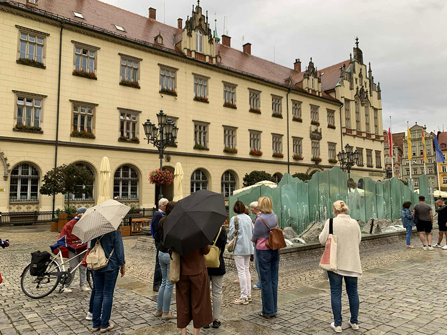 „Szkło artystyczne w architekturze Wrocławia” – fotorelacja ze spaceru dla Stowarzyszenia Przyjaciół Muzeum Narodowego we Wrocławiu