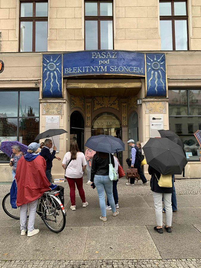 „Szkło artystyczne w architekturze Wrocławia” – fotorelacja ze spaceru dla Stowarzyszenia Przyjaciół Muzeum Narodowego we Wrocławiu