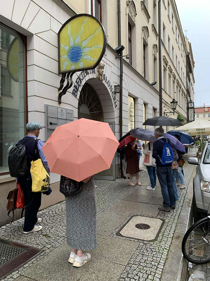 „Szkło artystyczne w architekturze Wrocławia” – fotorelacja ze spaceru dla Stowarzyszenia Przyjaciół Muzeum Narodowego we Wrocławiu