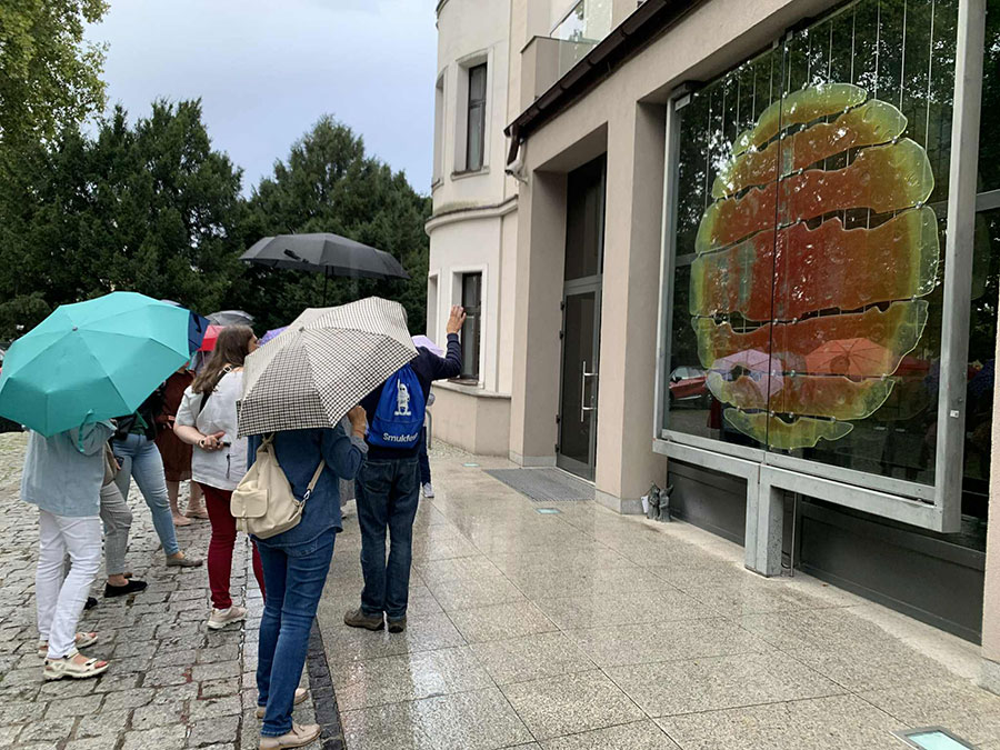 „Szkło artystyczne w architekturze Wrocławia” – fotorelacja ze spaceru dla Stowarzyszenia Przyjaciół Muzeum Narodowego we Wrocławiu