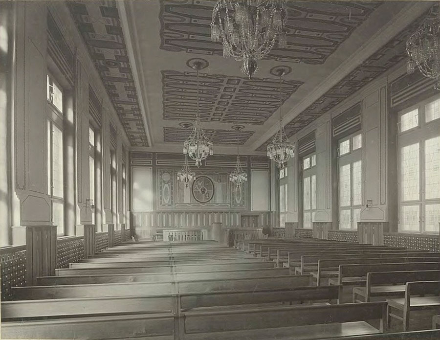 Archiwalna fotografia auli w budynku obecnego Liceum Ogólnokształcącego nr 1 we Wrocławiu przy ul. ks. Józefa Poniatowskiego 9