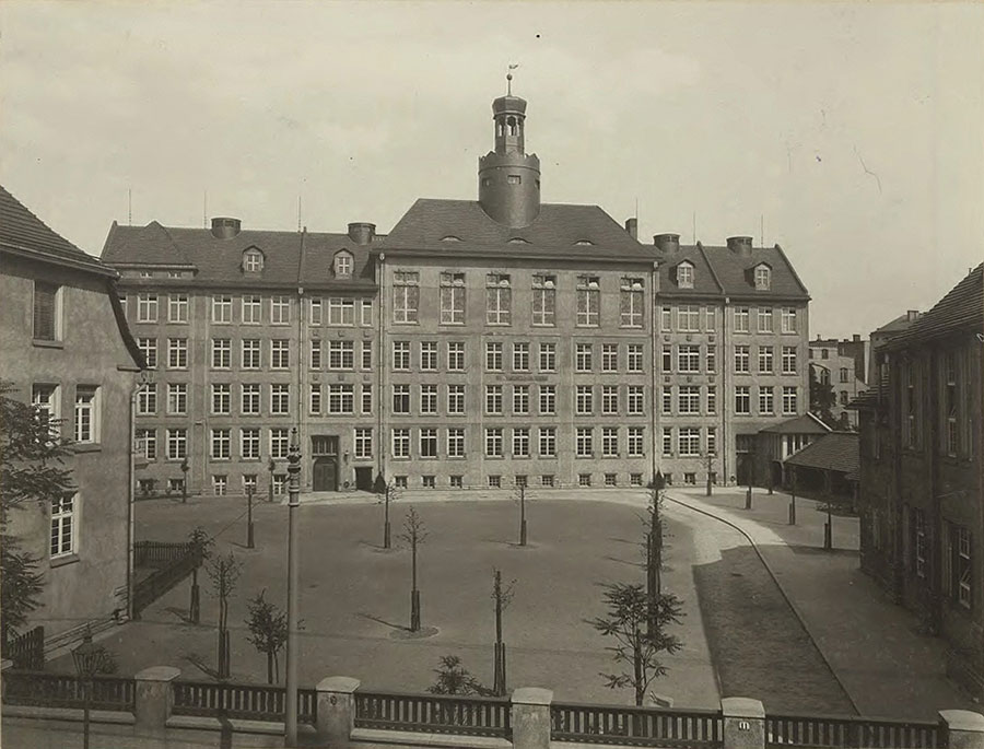 Archiwalna fotografia budynku obecnego Liceum Ogólnokształcącego nr 1 we Wrocławiu przy ul. ks. Józefa Poniatowskiego 9