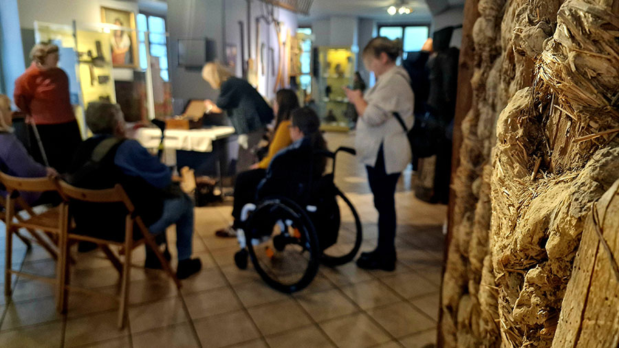 Warsztaty „Dolny Śląsk dla dociekliwych” – uczestnicy spotkania słuchają opowieści prowadzącej
