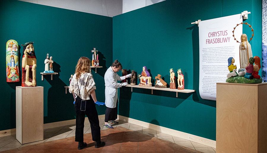 Przygotowania do wystawy rzeźb Jana Giejsona w Muzeum Etnograficznym