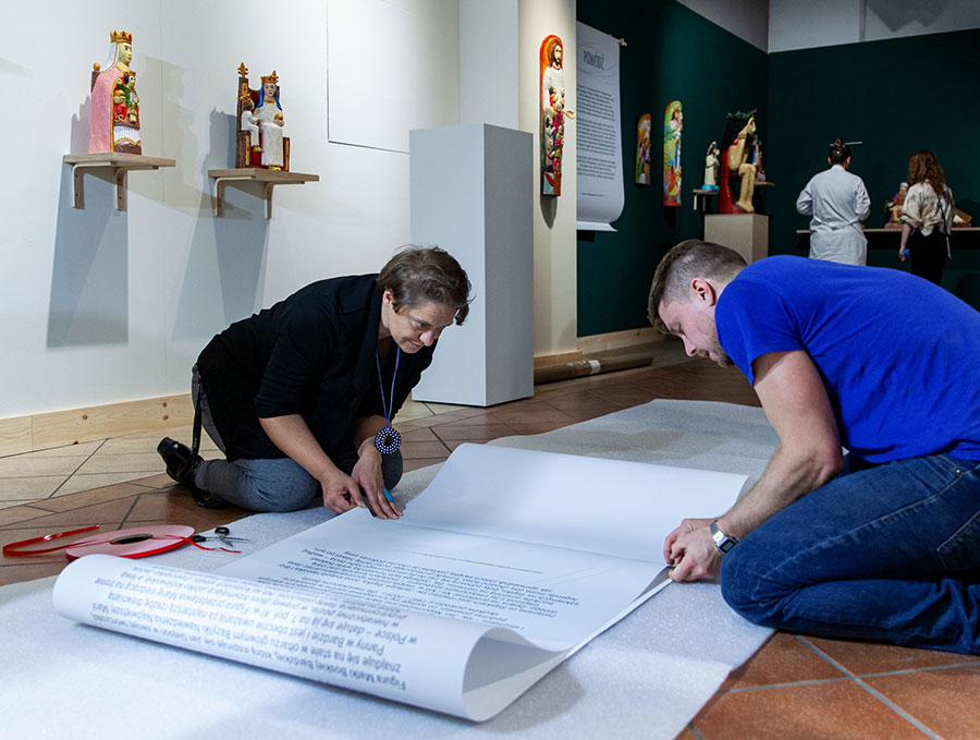 Przygotowania do wystawy rzeźb Jana Giejsona w Muzeum Etnograficznym