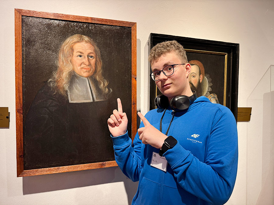 Najmłodszy wolontariusz w Muzeum Narodowym z ulubionymi obrazami