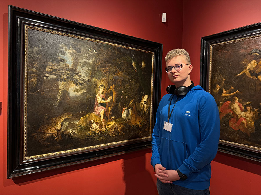 Najmłodszy wolontariusz w Muzeum Narodowym z ulubionymi obrazami