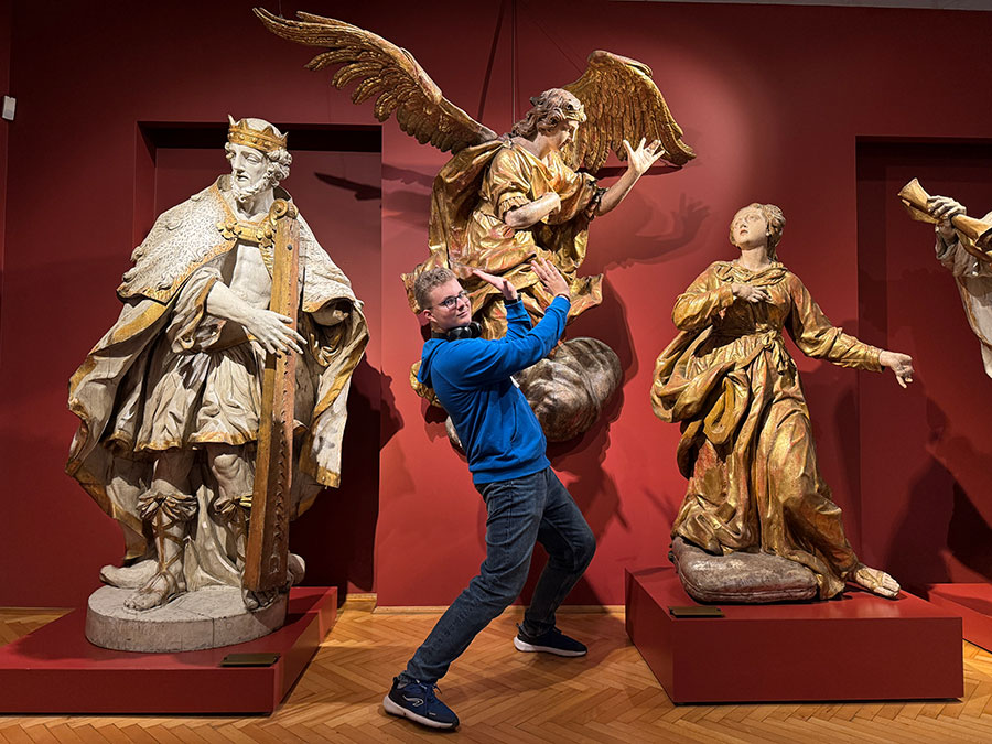 Najmłodszy wolontariusz w Muzeum Narodowym z ulubionymi obrazami