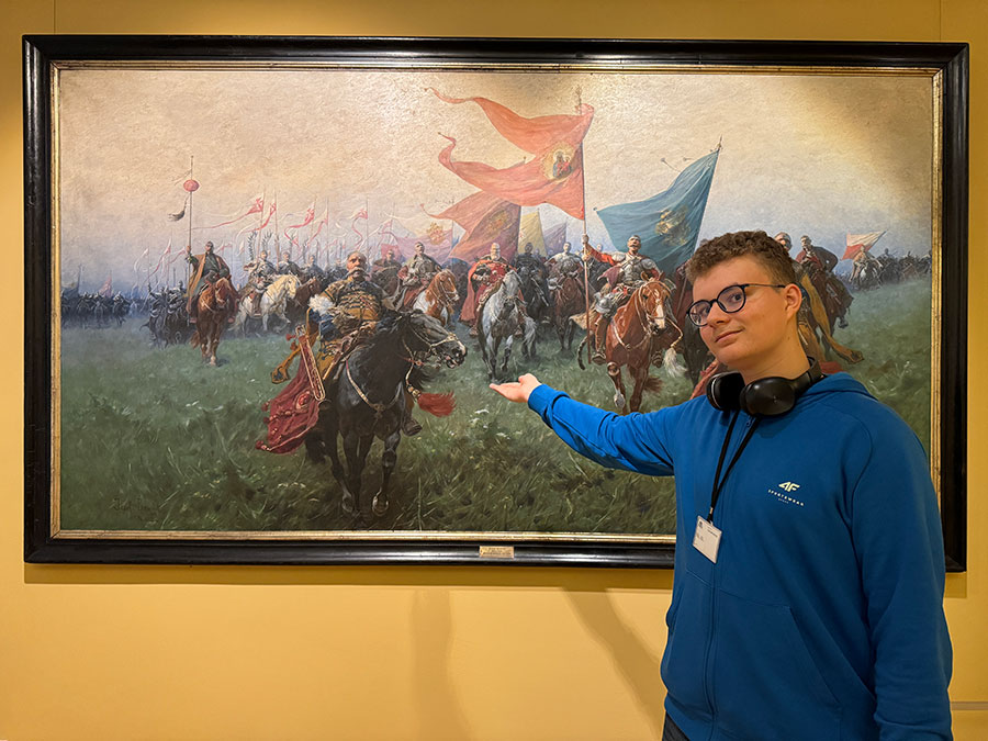 Najmłodszy wolontariusz w Muzeum Narodowym z ulubionymi obrazami