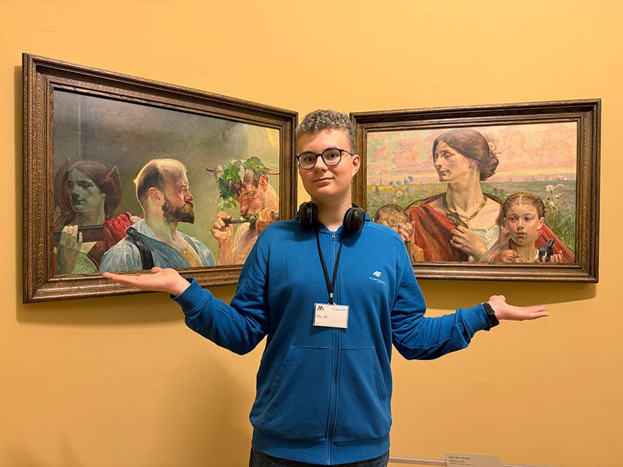 Najmłodszy wolontariusz w Muzeum Narodowym z ulubionymi obrazami
