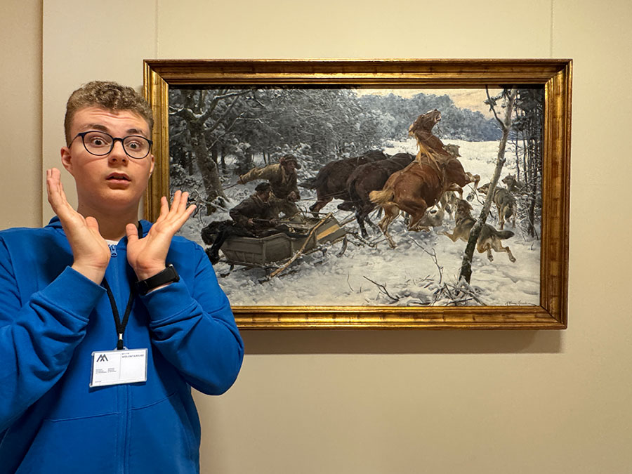 Najmłodszy wolontariusz w Muzeum Narodowym z ulubionymi obrazami