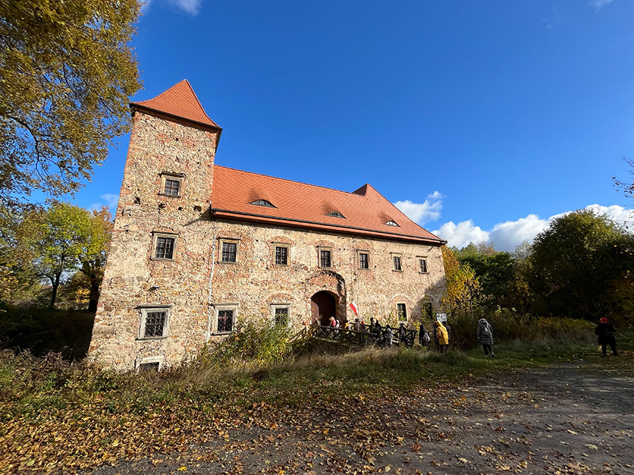 Wycieczka Stowarzyszenia Przyjaciół Muzeum – zwiedzanie Dworu Czarne