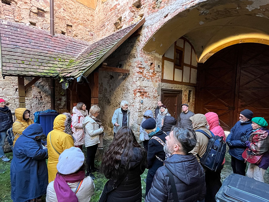 Wycieczka Stowarzyszenia Przyjaciół Muzeum – zwiedzanie Dworu Czarne