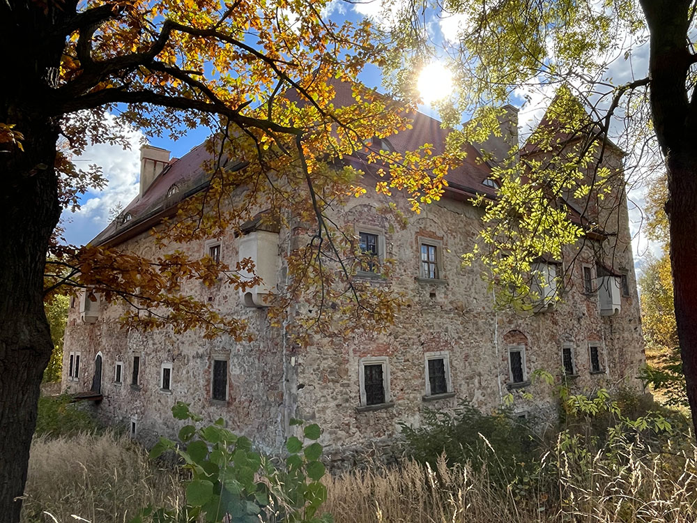 Wycieczka Stowarzyszenia Przyjaciół Muzeum – zwiedzanie Dworu Czarne