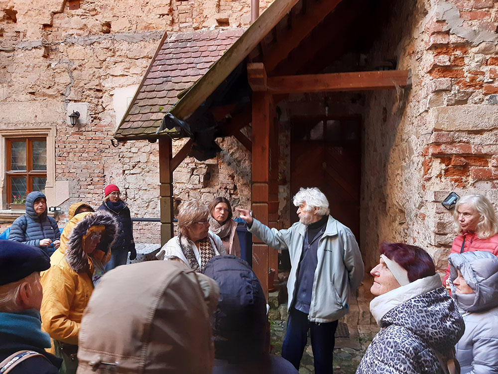 Wycieczka Stowarzyszenia Przyjaciół Muzeum – zwiedzanie Dworu Czarne