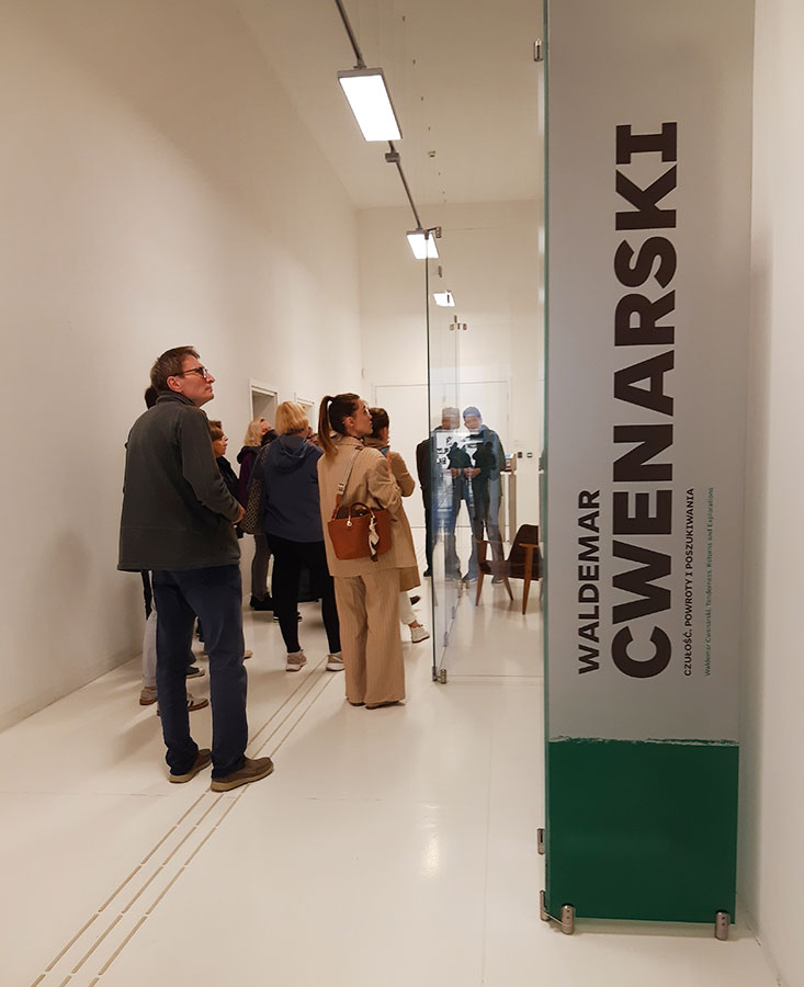 „Waldemar Cwenarski. Czułość. Powroty i poszukiwania” – fotorelacja z oprowadzania dla SPMNWr