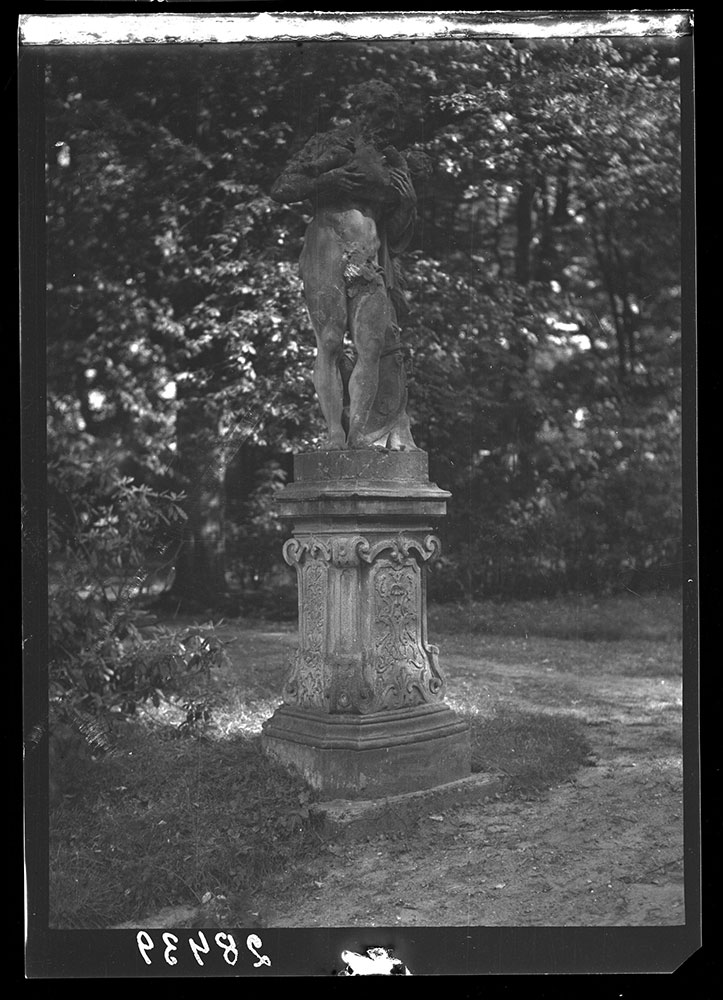 Archiwalna fotografia rzeźby w parku w Brzezince