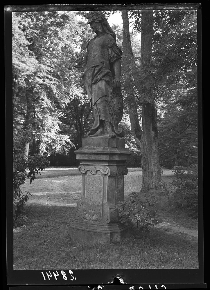 Archiwalna fotografia rzeźby w parku w Brzezince