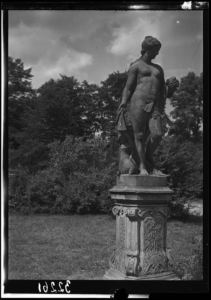 Archiwalna fotografia rzeźby w parku w Brzezince