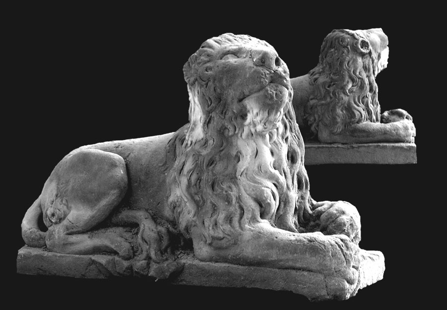 Dwa rzeźbione lwy z pałacu w Brzezince